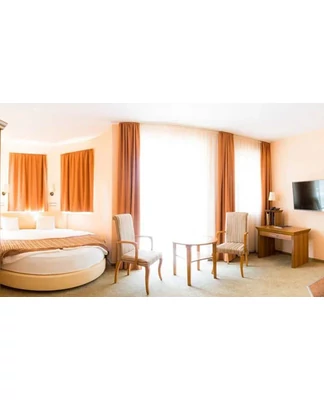 Romantikázzatok a Hotel Aphrodite körágyas pezsgőfürdős szobájában