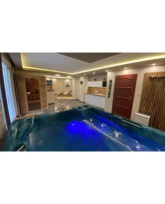 ELSZEPARÁLT LUXUS ROMANTIKA - The Jakuzzi Roomban