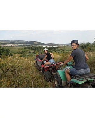 Páros erdei piknik eperrel, pezsgővel, étellel + quadtúra 2 óra (dzsungelszafari)