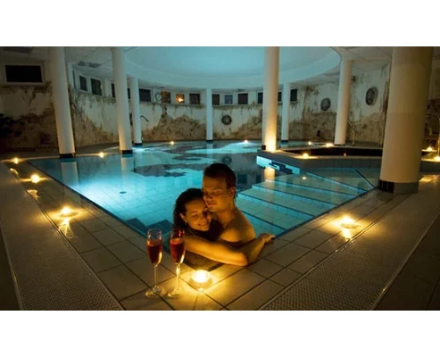 Wellness éjszaka pezsgőfürdős szobában privát éjszakai fürdőzéssel
