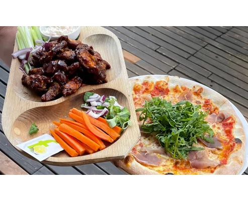 Közös BBQ vagy pizzaélmény itallal a margitszigeti Champsben