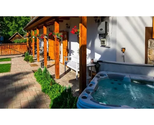 Hangulatos wellness-kikapcsolódás hegyi környezetben a HepeHuta Házikóban