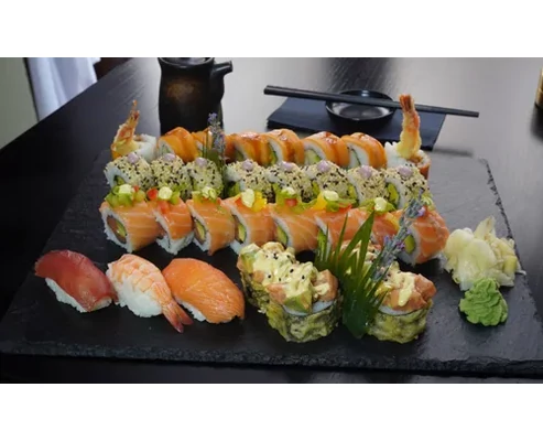 Japán sushi mix trópusi frissítőkkel kettőtöknek a Sushi Heavenben