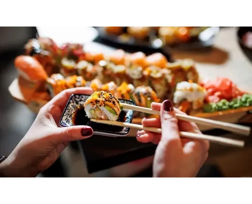 2 fogásos ázsiai menü sushi hajóval a Sushi &amp; Wok Bar-ban