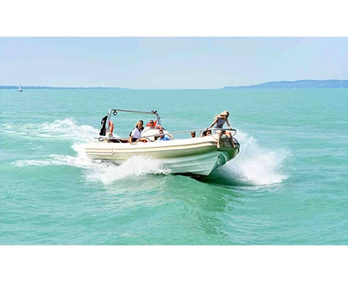 Motorcsónakos száguldás a Balatonon hajóskapitánnyal