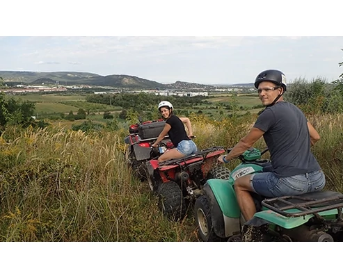 Páros erdei piknik eperrel, pezsgővel, étellel + quadtúra 2 óra (dzsungelszafari)