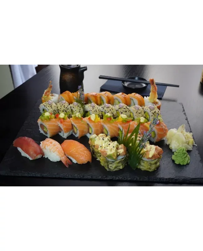 Japán sushi mix trópusi frissítőkkel kettőtöknek a Sushi Heavenben