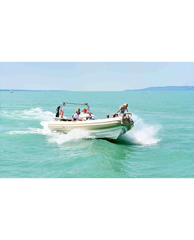 Motorcsónakos száguldás a Balatonon hajóskapitánnyal