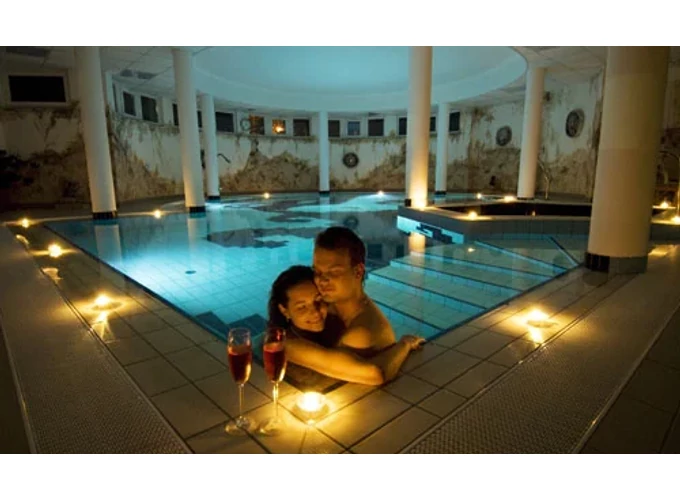Wellness éjszaka pezsgőfürdős szobában privát éjszakai fürdőzéssel