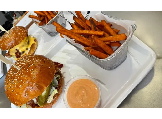 Páros burger menü limonádéval Békéscsabán a Bárka Bistroban