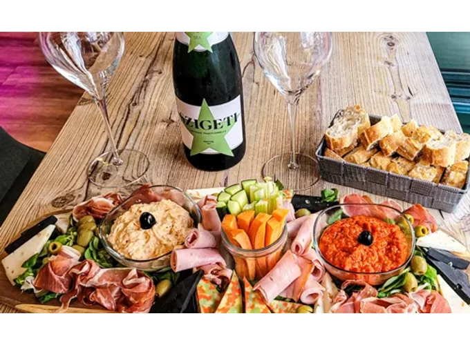Páros 2 tételes borkóstoló tapas tállal a Color Barban, Color Bar Budapest