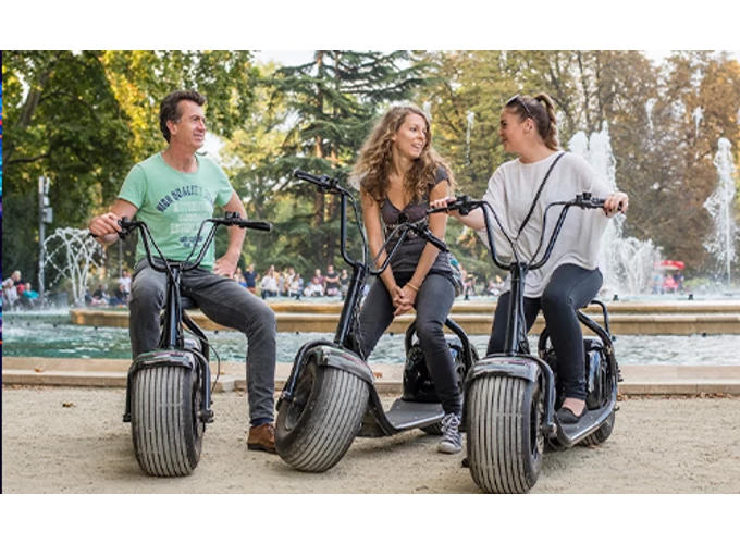 Vidám budapesti kóborlások elektromos MonsteRollerel