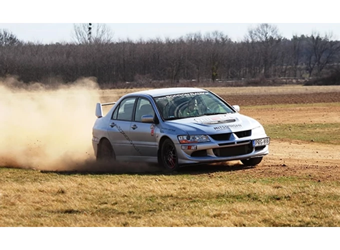 4,5 km-es Mitsubishi Evo Lancer tesztvezetés - Vezesd a legendát!
