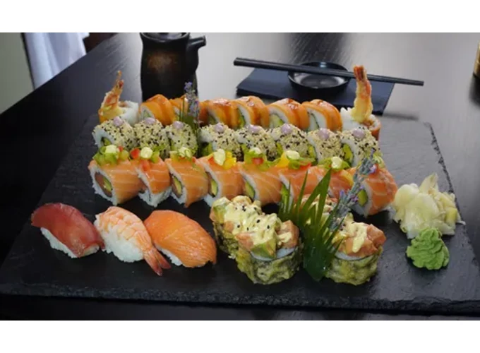 Japán sushi mix trópusi frissítőkkel kettőtöknek a Sushi Heavenben