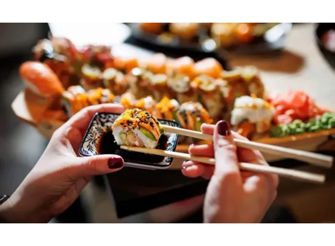 2 fogásos ázsiai menü sushi hajóval a Sushi &amp; Wok Bar-ban