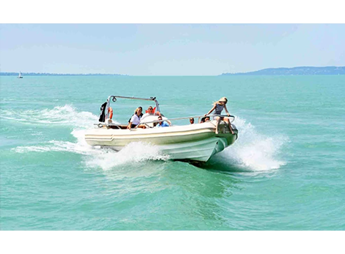 Motorcsónakos száguldás a Balatonon hajóskapitánnyal