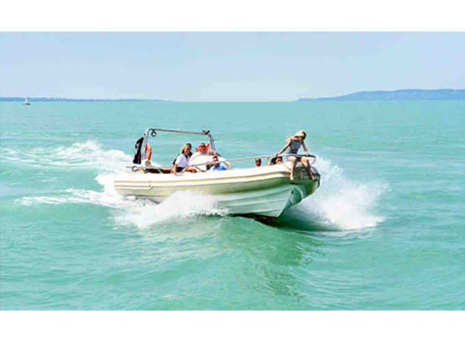 Adrenalin túra a Balatonon - 20 perces speed boat száguldás