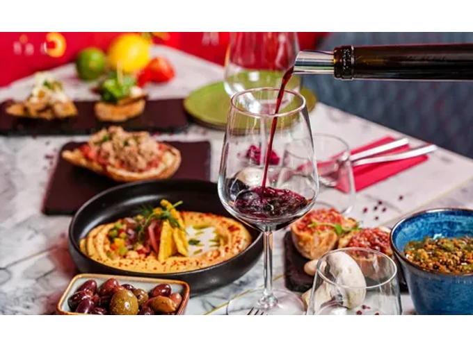 Tapas menü, spanyol bor és latin hangulat a Tapas Bar by Felisa-ban