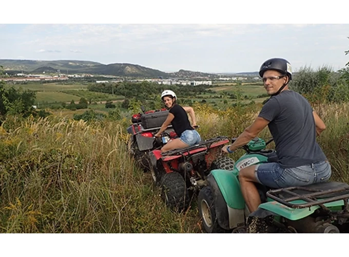 Páros erdei piknik eperrel, pezsgővel, étellel + quadtúra 2 óra (dzsungelszafari)