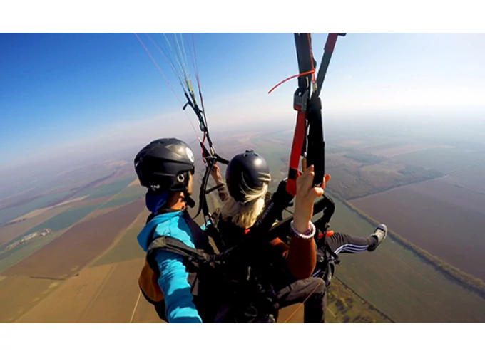Páros motor nélküli tandem siklóernyőzés