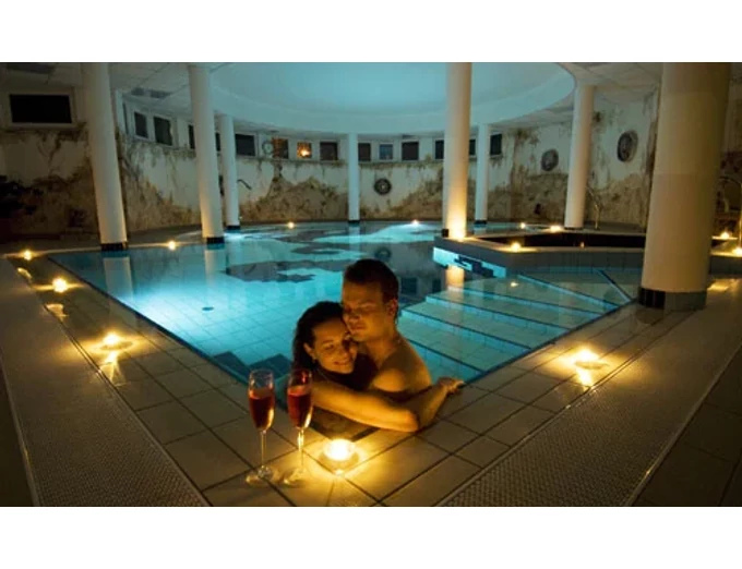Wellness éjszaka pezsgőfürdős szobában privát éjszakai fürdőzéssel
