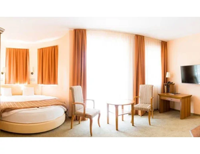 Romantikázzatok a Hotel Aphrodite körágyas pezsgőfürdős szobájában