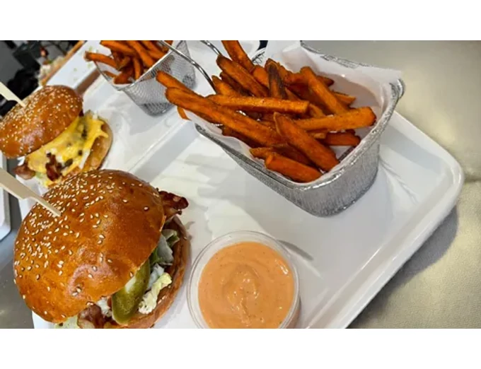 Páros burger menü limonádéval Békéscsabán a Bárka Bistroban