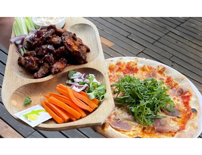 Közös BBQ vagy pizzaélmény itallal a margitszigeti Champsben