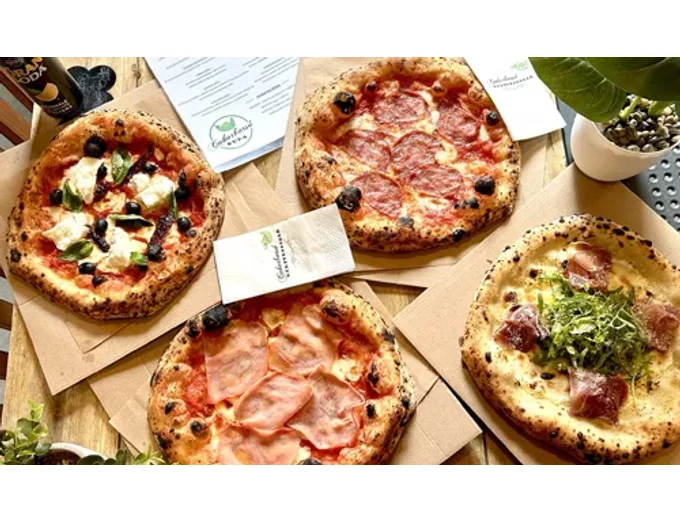 Olasz hangulat Budán - nápolyi pizza párosan, extra feltétekkel és italokkal