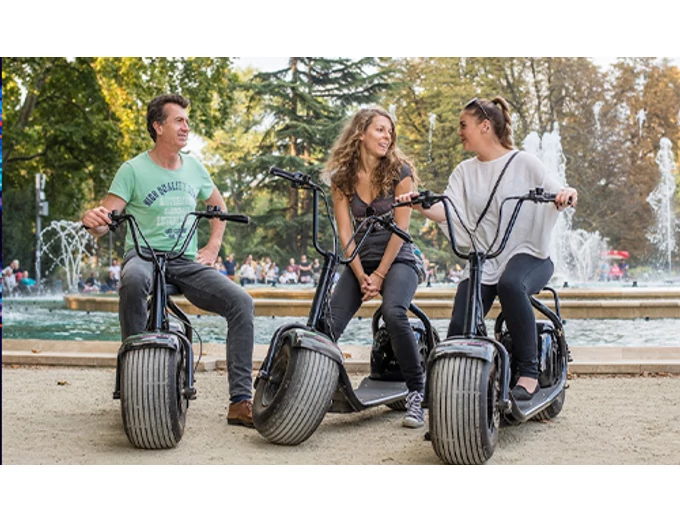 Vidám budapesti kóborlások elektromos MonsteRollerel