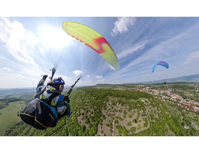 Panoráma és adrenalin – tandem siklóernyős kaland 2 fő részére