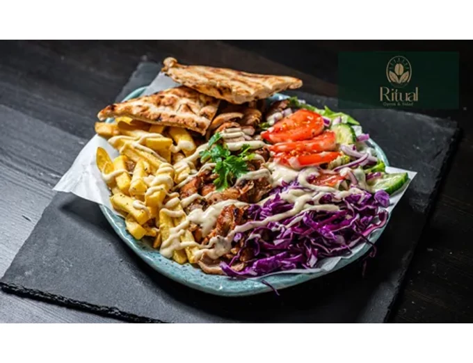 Gyros Bowl vagy friss saláta Strawberry Cup-pal a Ritualban, Ritual Gyros & Salad