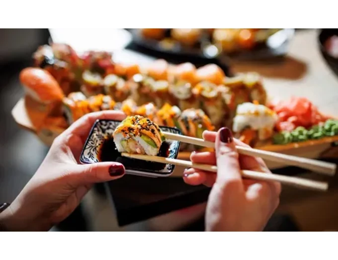 2 fogásos ázsiai menü sushi hajóval a Sushi & Wok Bar-ban