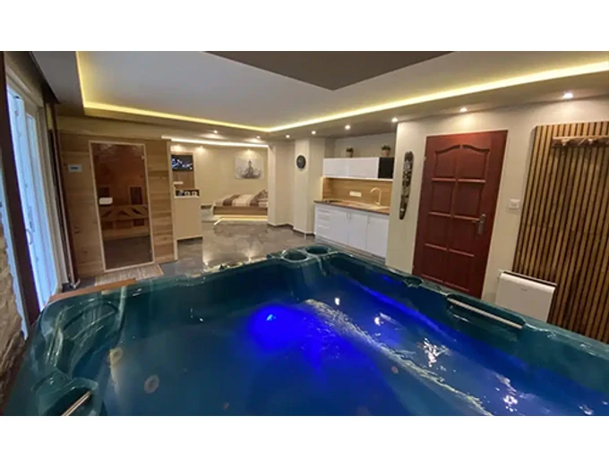 ELSZEPARÁLT LUXUS ROMANTIKA - The Jakuzzi Roomban