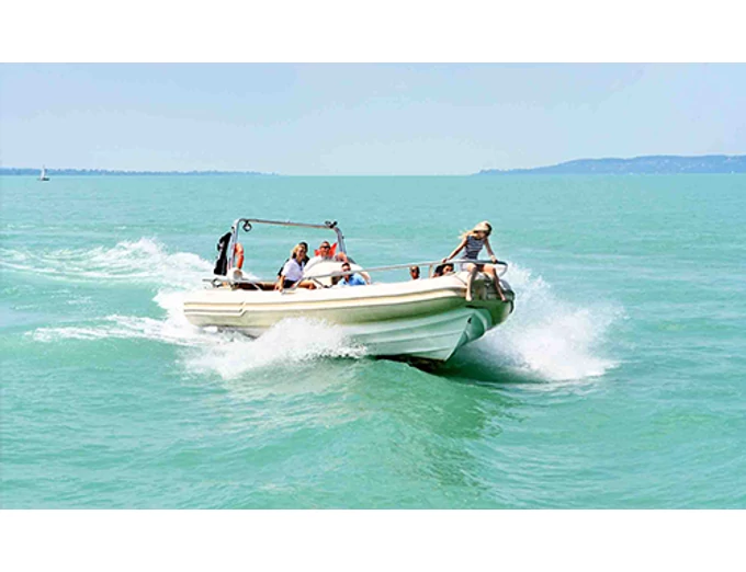 Motorcsónakos száguldás a Balatonon hajóskapitánnyal