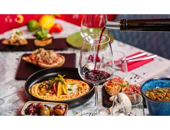 Tapas menü, spanyol bor és latin hangulat a Tapas Bar by Felisa-ban