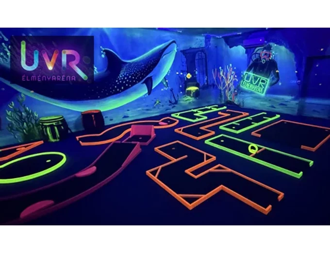Családi belépő egy vízi világot idéző UV minigolf pályára