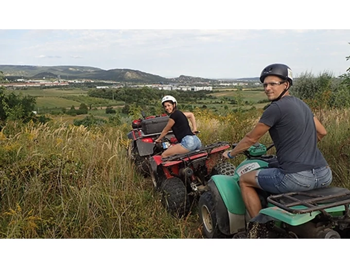 Páros erdei piknik eperrel, pezsgővel, étellel + quadtúra 2 óra (dzsungelszafari)